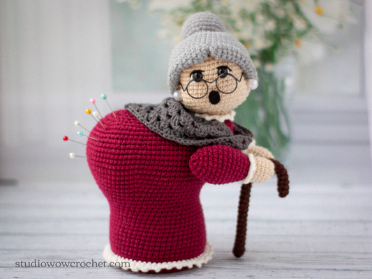 Oma/Oma Häkelanleitung Amigurumi Nadelkissen Englisch (US-Begriffe), Spanisch, Italienisch, Französisch, Deutsch, Portugiesisch, Ukrainisch – DIY-Häkelprojekt für die Inneneinrichtung / Sofortiger Download