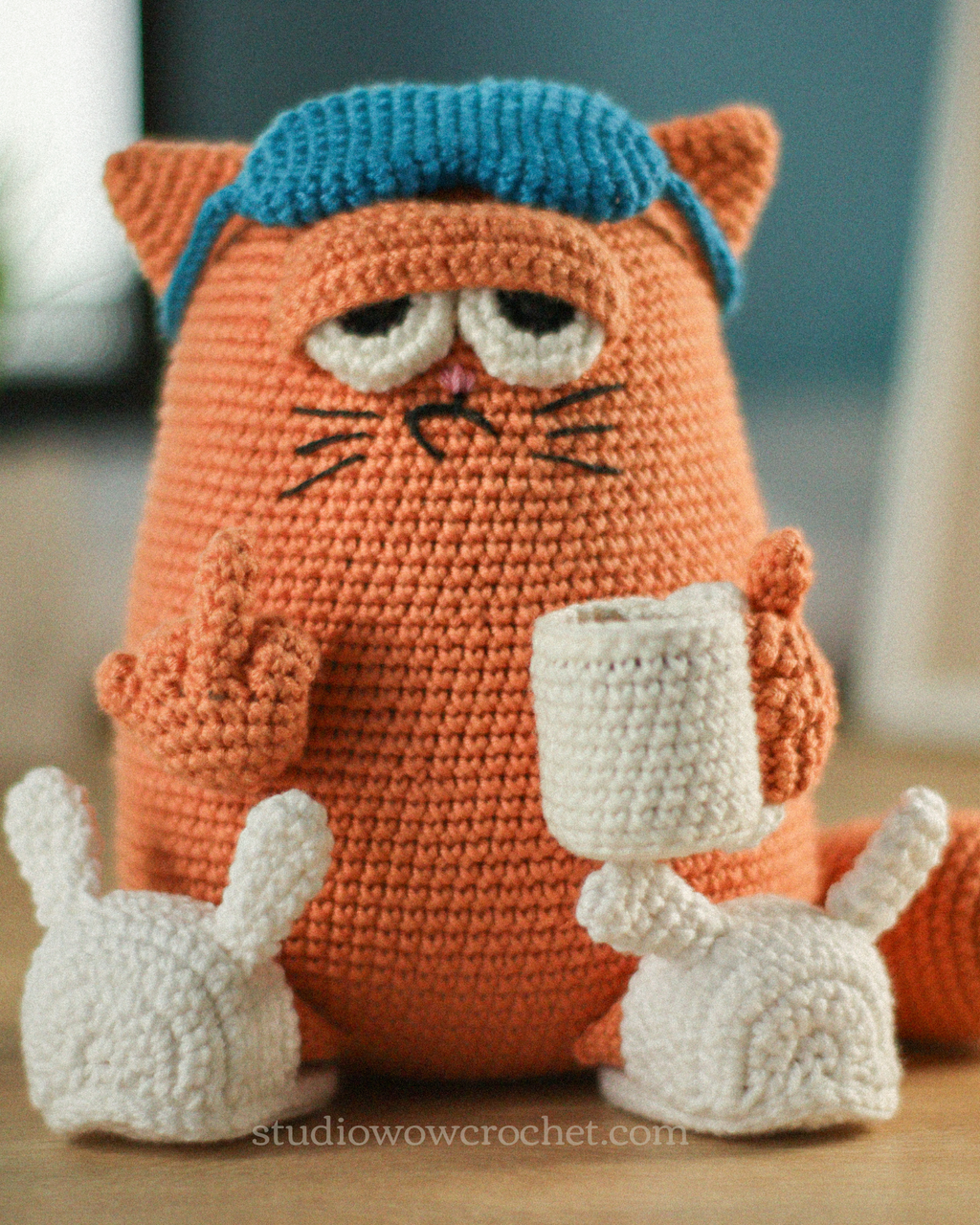 Modello all'uncinetto Gatto assonnato mattutino con caffè