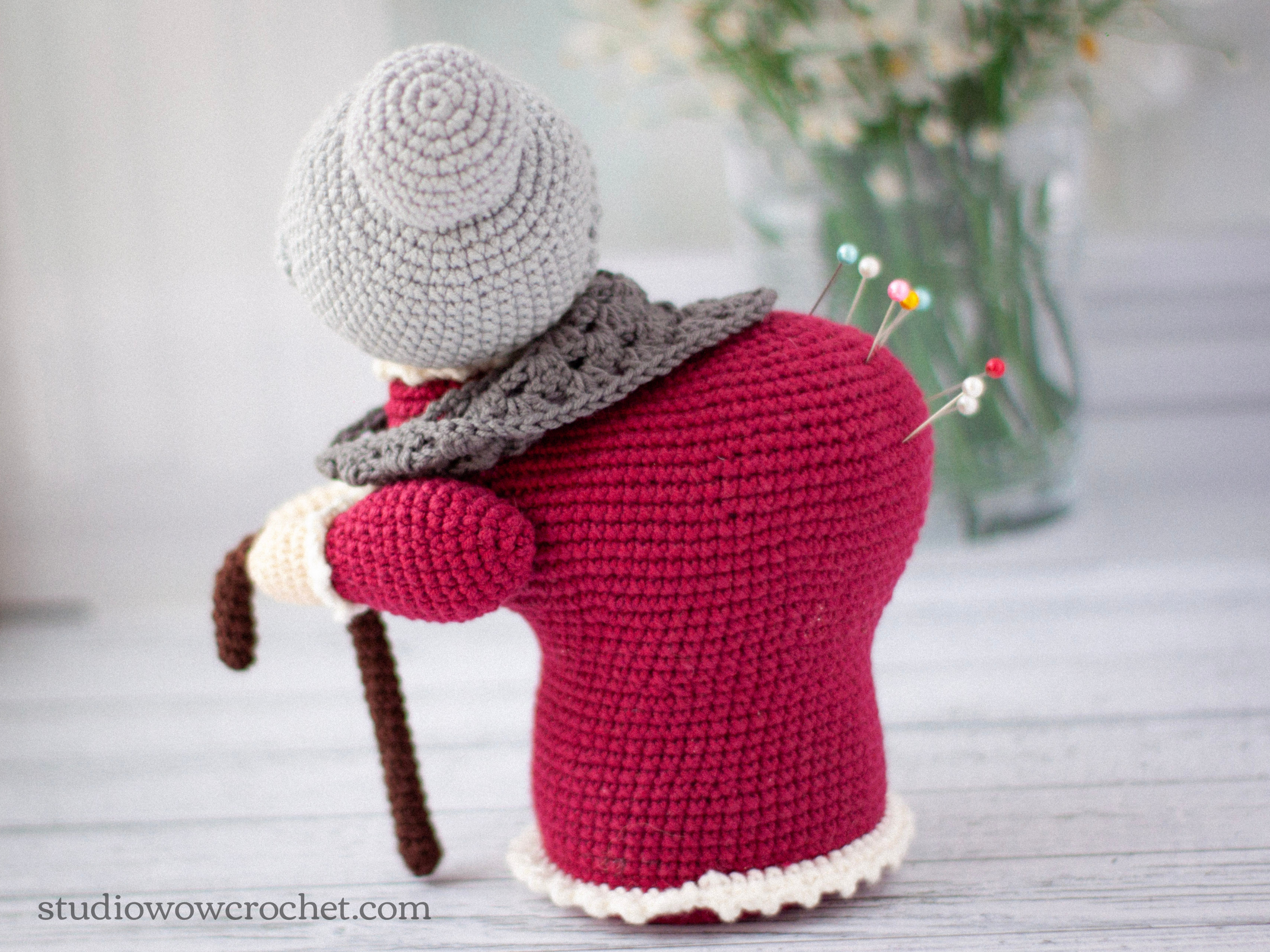 Granny/Grandma Crochet Pattern Amigurumi Pin Cushion English (US terms), Spanish, Italian, French, German, Portuguese, Ukranian - DIY Crochet Project for Home Decor / Instant Download