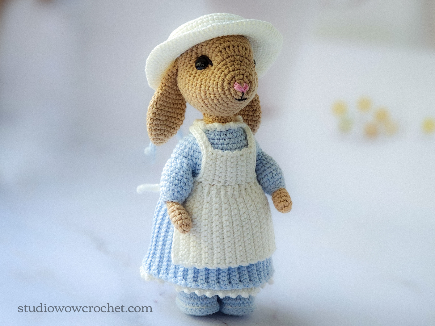 Patron poupée lapin amigurumi, fabrication de poupée lapin de Pâques avec  panier
