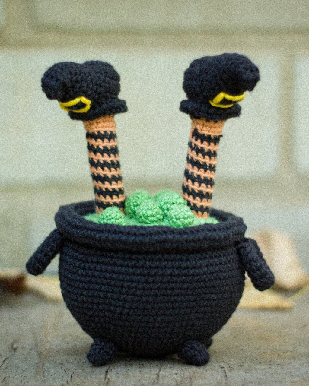 Bambola Strega All'uncinetto Per Halloween | Decorazione In Lana Fatta A Mano | Strega Con Cappello Nero E Capelli Verdi | Altezza 13 Cm | Favore Per Feste | TOYMIS - 2